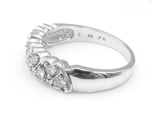 9ct white gold diamond set heart design ring. 3.3gr