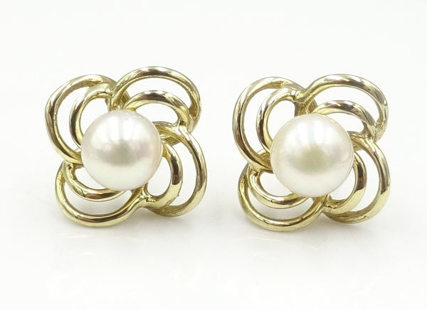 9ct gold pearl stud earrings. 2.6gr