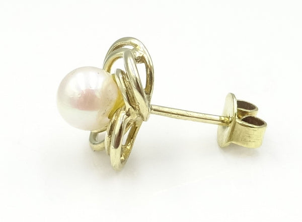 9ct gold pearl stud earrings. 2.6gr